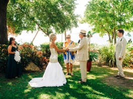 Exchanging wedding ring-Fitzroy Island wedding